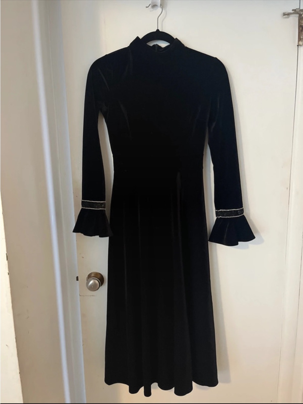 Elegant Black Velvet Midi Dress with Bell Sleeves